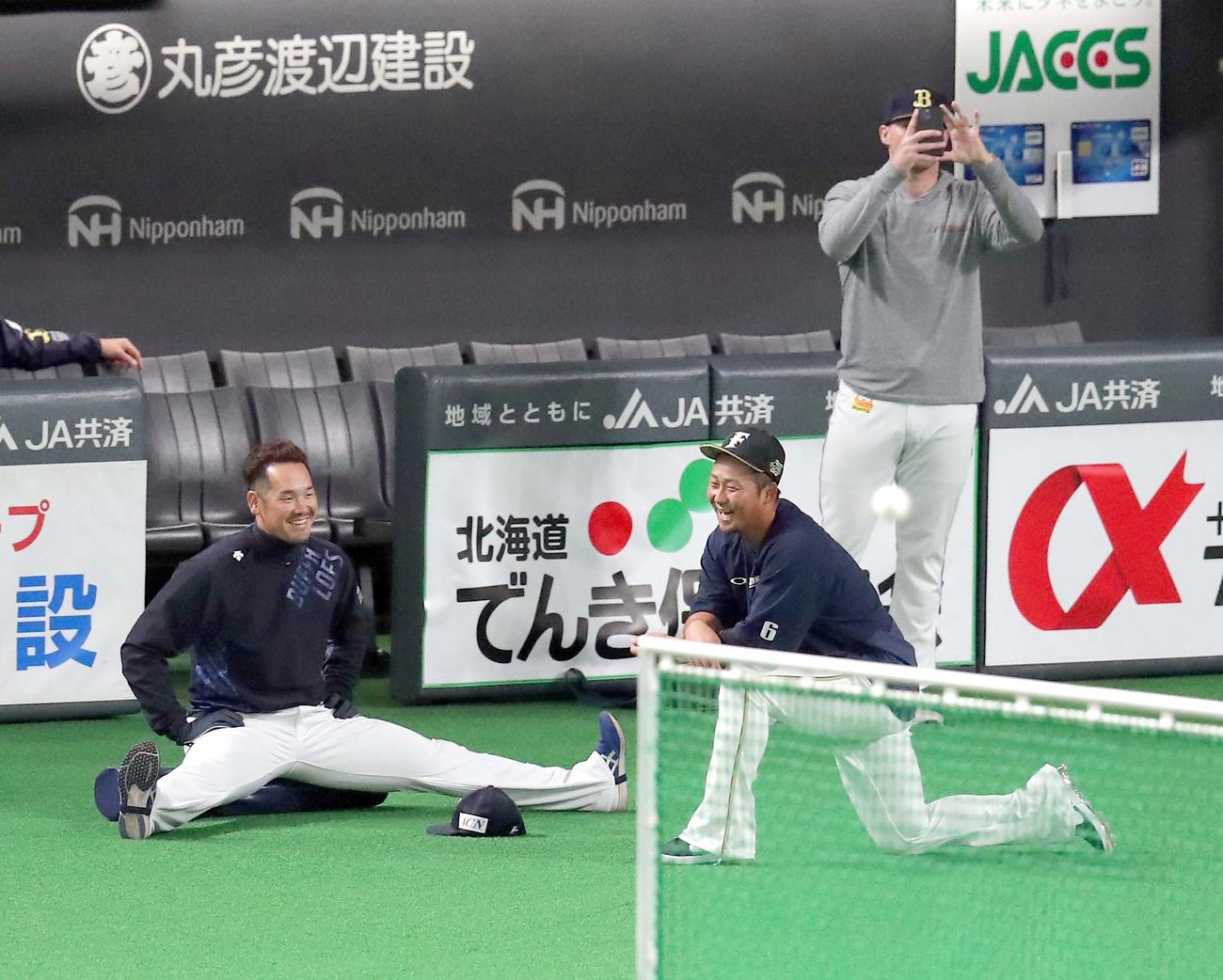 日本ハム対オリックス　試合前、談笑するオリックスT－岡田（左）と日本ハム中田（撮影・佐藤翔太）