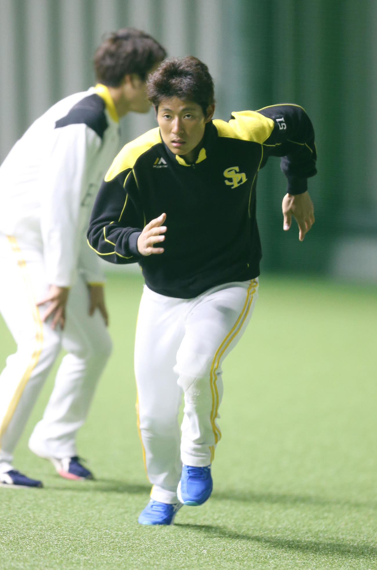 室内練習場で練習するソフトバンク上林　（撮影・菊川光一）