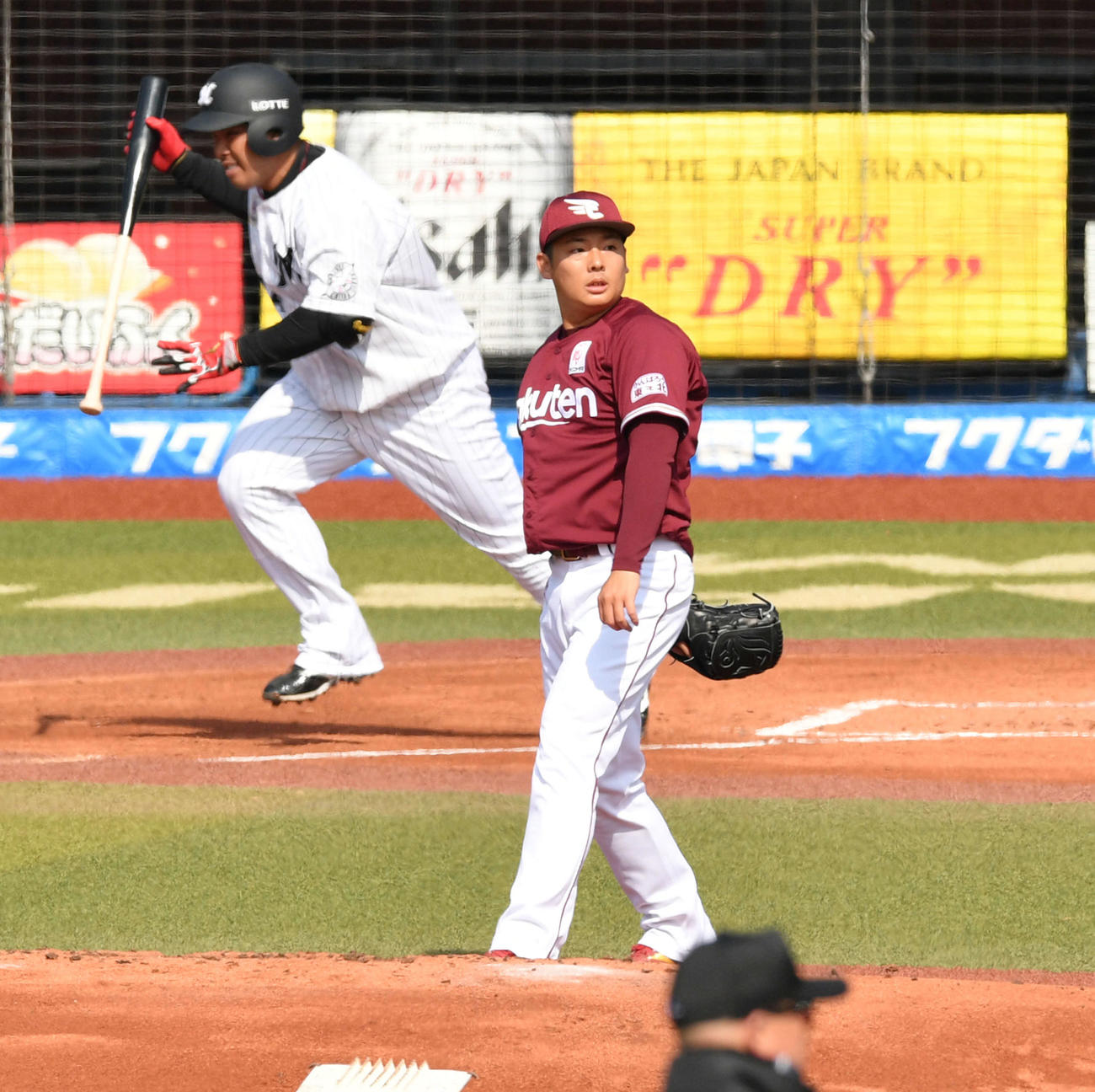 ロッテ対楽天　1回裏ロッテ2死、井上（奥）に左越えにソロ本塁打を浴びる松井（撮影・滝沢徹郎）