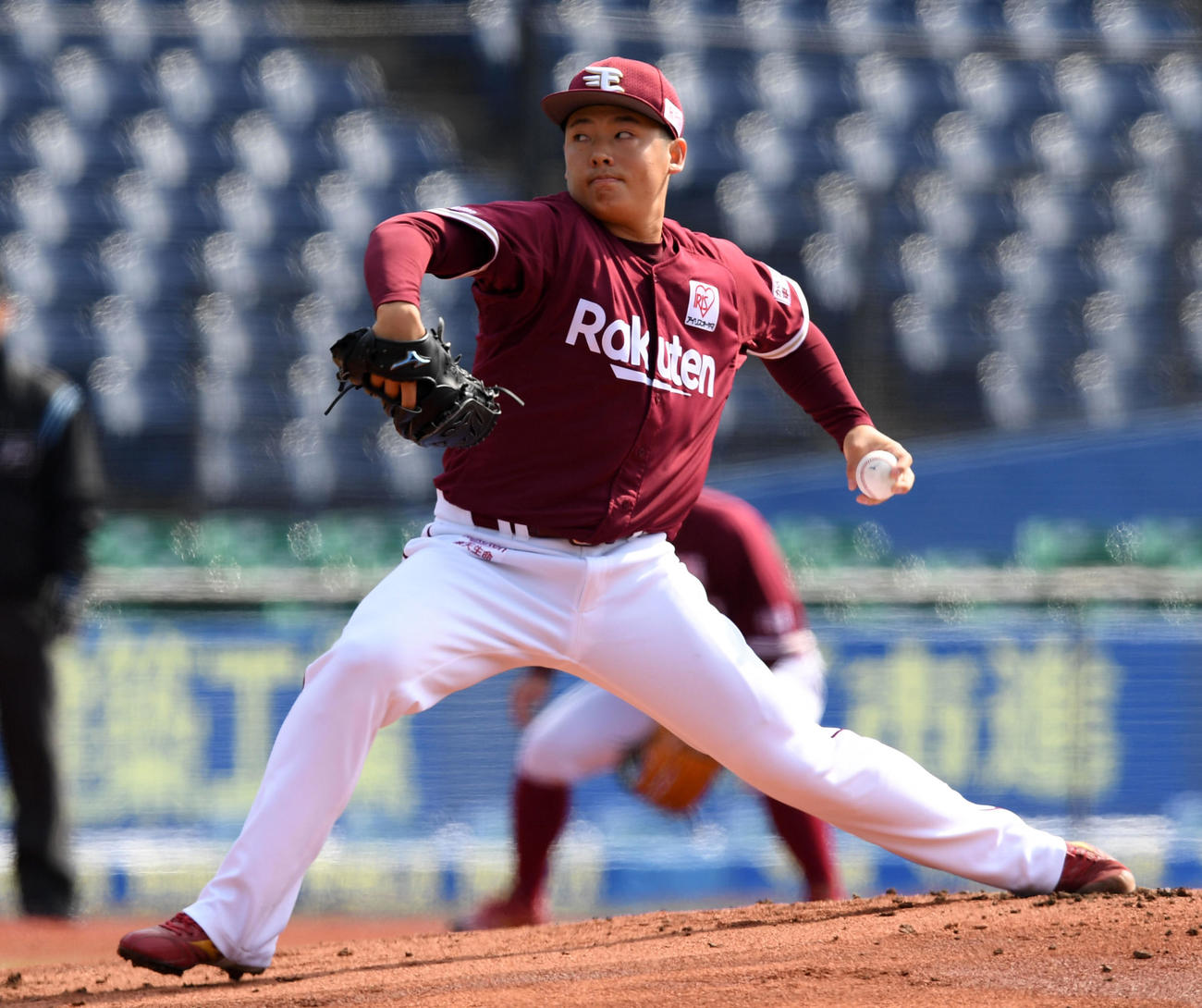ロッテ対楽天　力投する楽天先発の松井（撮影・横山健太）