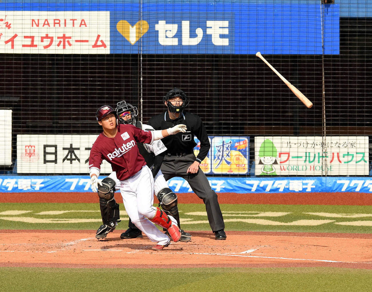 ロッテ対楽天　5回表楽天1死一、二塁、太田は左越えに逆転の3点本塁打を放つ（撮影・滝沢徹郎）