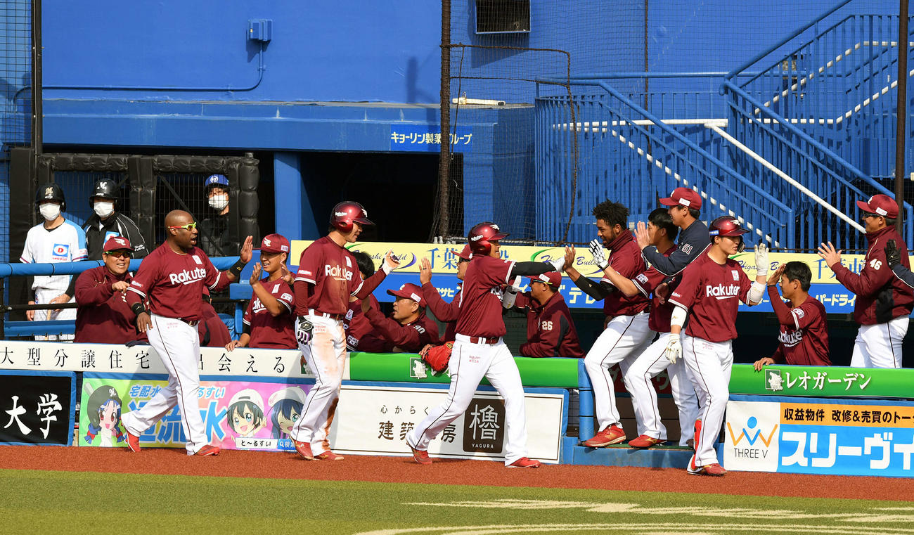 ロッテ対楽天　5回表楽天1死一、二塁、左越えに逆転の3点本塁打を放った太田（前列右）は生還しナインとタッチを交わす（撮影・滝沢徹郎）