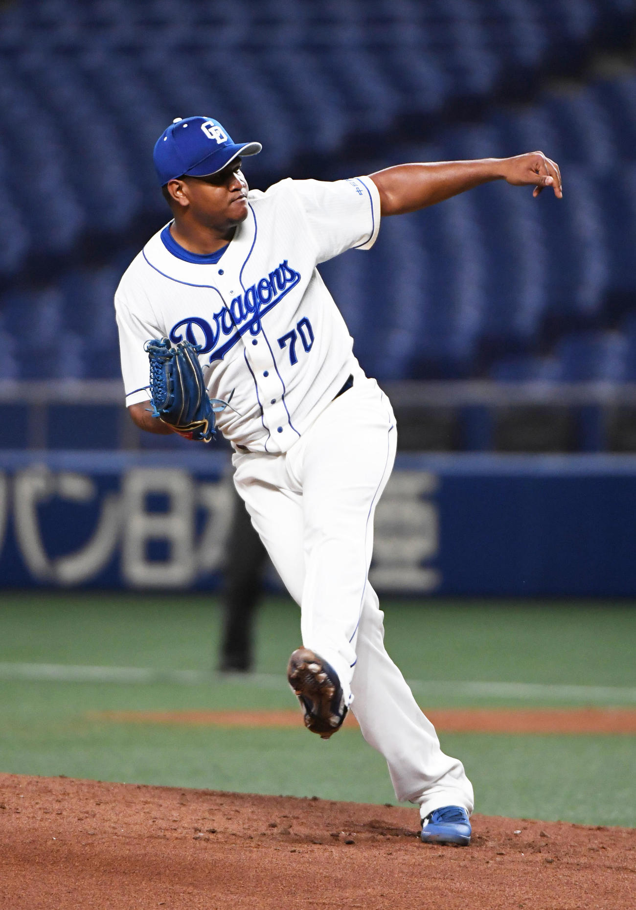 中日対広島　2回表、力投する中日先発登板のエンニー・ロメロ（撮影・森本幸一）