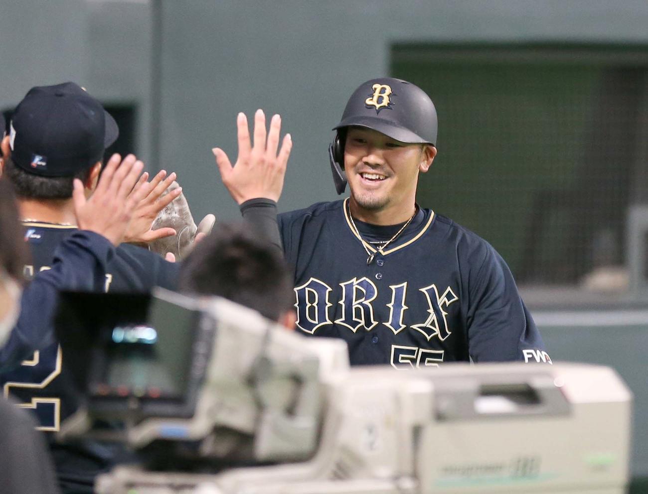 日本ハム対オリックス　2回表、本塁打を放ちナインに出迎えられるT－岡田（撮影・黒川智章）