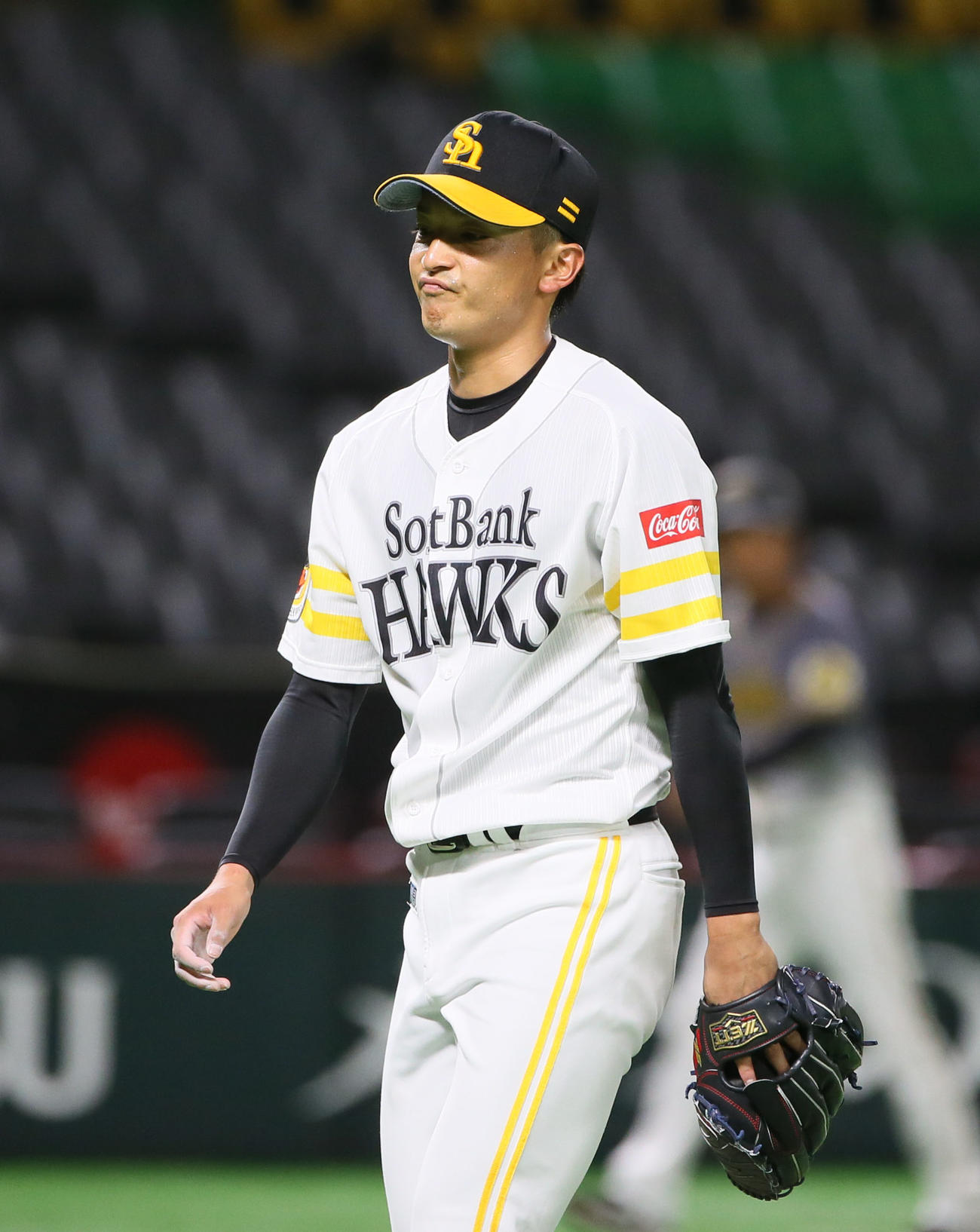 ソフトバンク対阪神　4回4失点の東浜巨はガックリベンチへ引き揚げる（撮影・栗木一考）