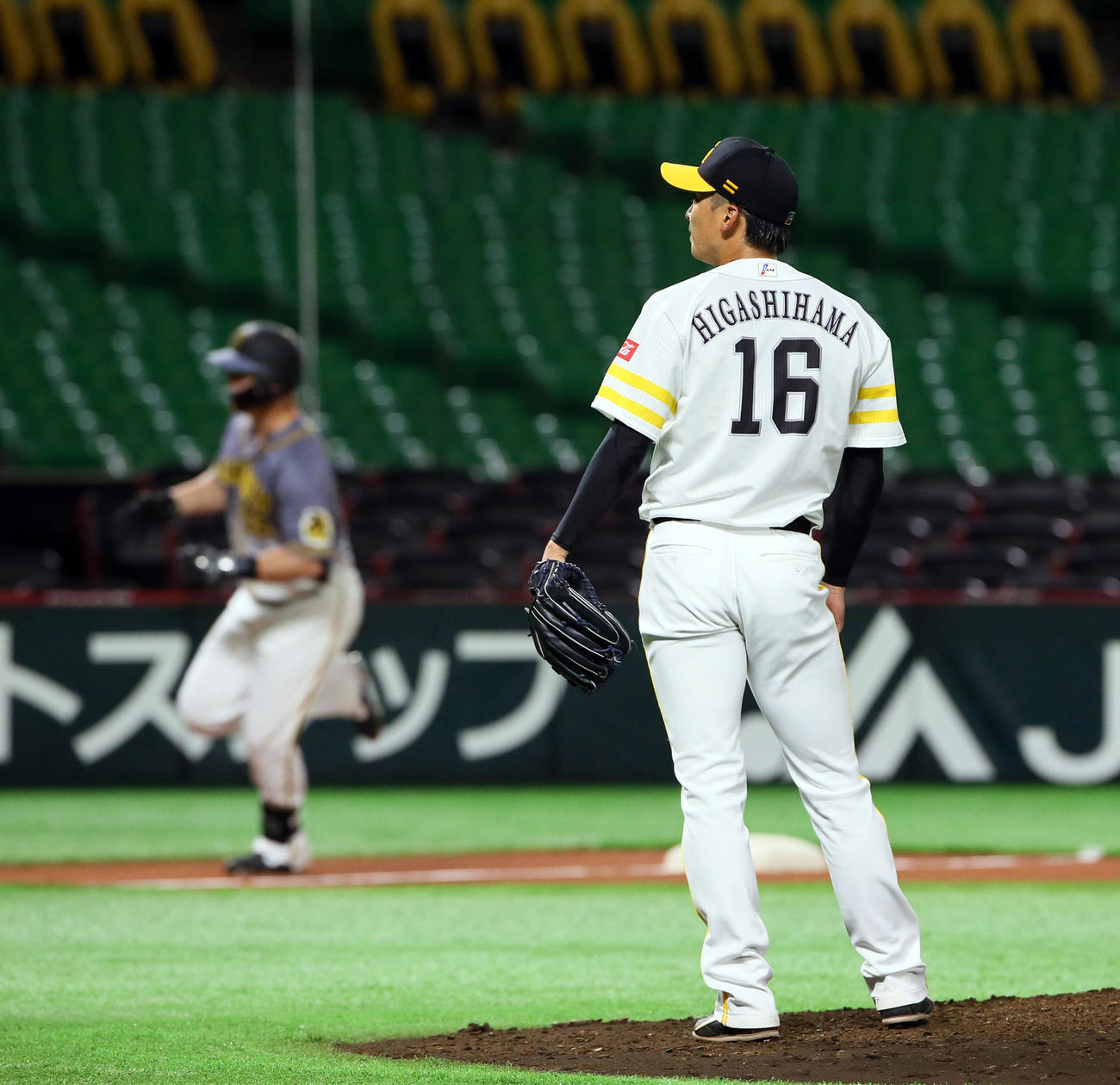 ソフトバンク対阪神　4回表阪神1死、ジェリー・サンズにソロ本塁打を浴びる東浜巨（撮影・栗木一考）