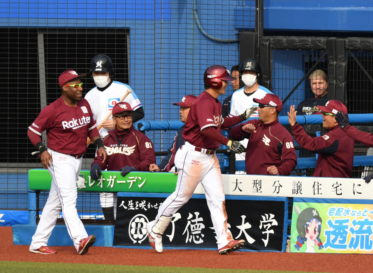 ロッテ対楽天　7回表楽天無死、右越えソロ本塁打を放った島内（手前右）は生還し三木監督（後列右から2人目）とタッチを交わす（撮影・滝沢徹郎）