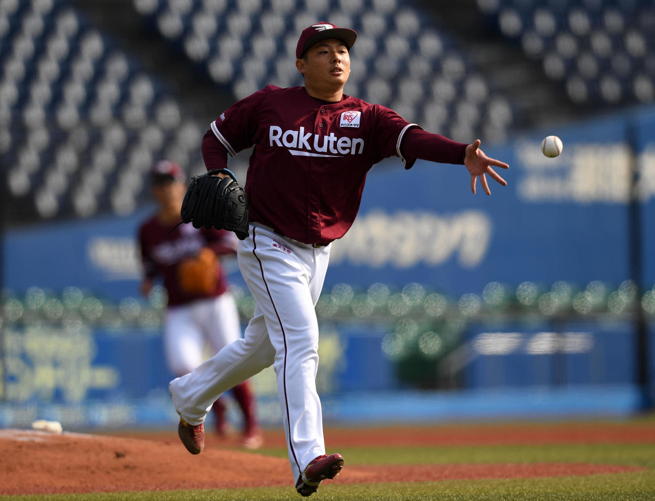 ロッテ対楽天　5回裏楽天2死、藤岡を投ゴロに抑え一塁へ送球する松井（撮影・横山健太）