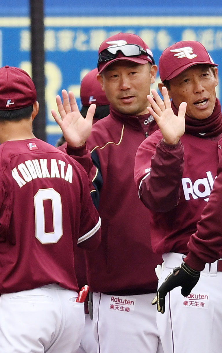ロッテ対楽天　ロッテに勝利しナインとタッチを交わす楽天三木監督（中央）（撮影・横山健太）