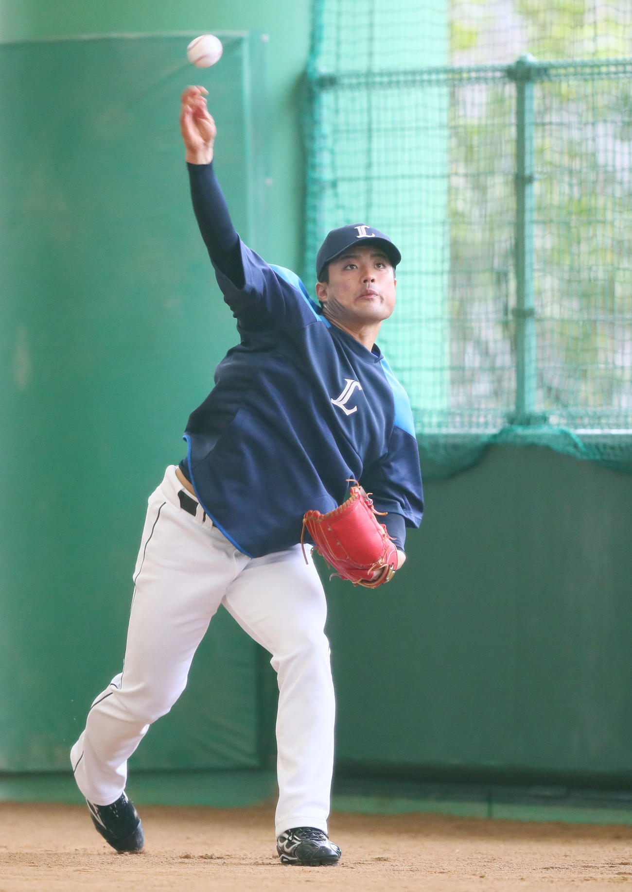 オープン戦が雨天中止となり、ドーム施設で調整する西武松本（撮影・足立雅史）