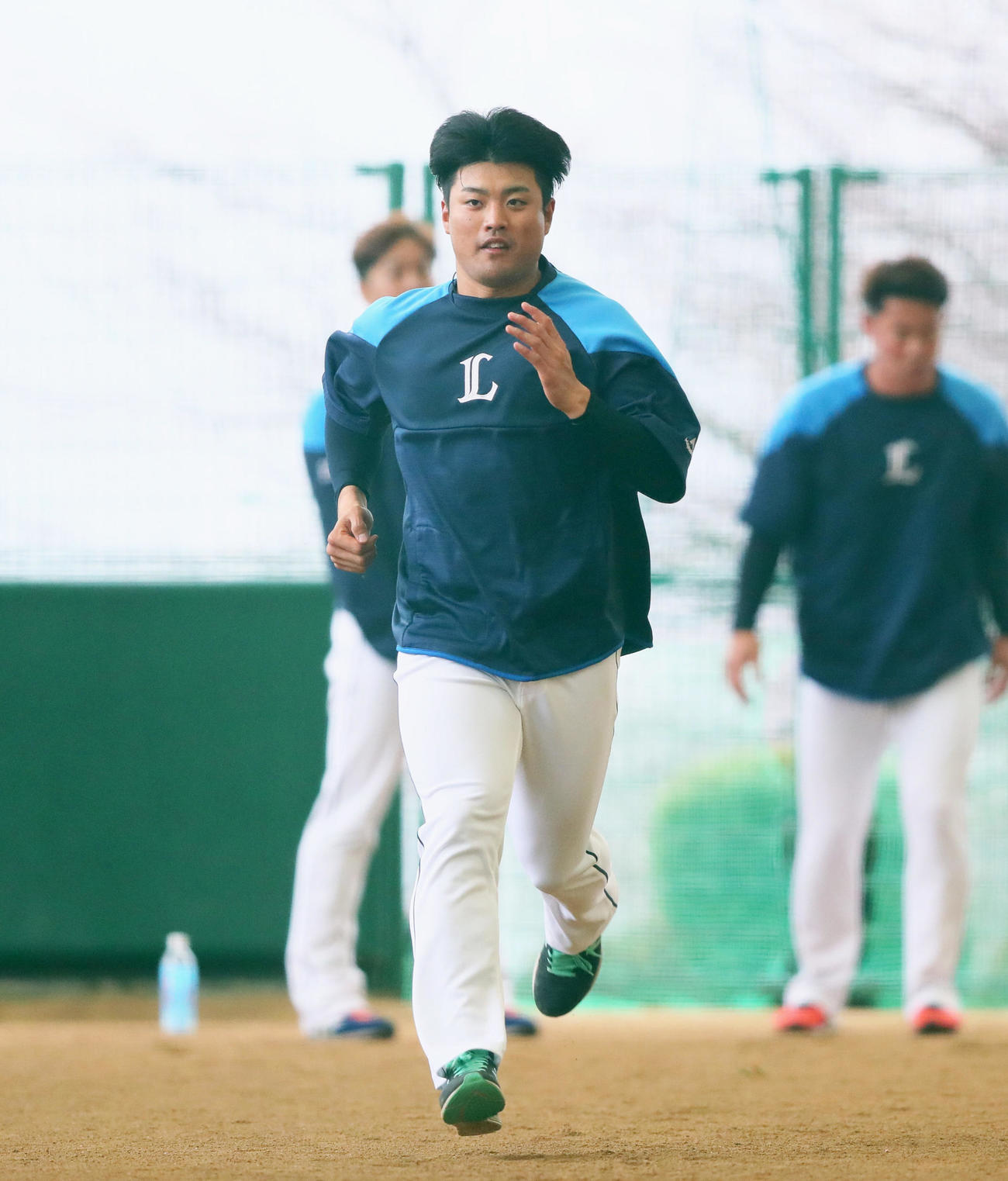 オープン戦が雨天中止となり、ドーム施設で調整する西武松本（撮影・足立雅史）