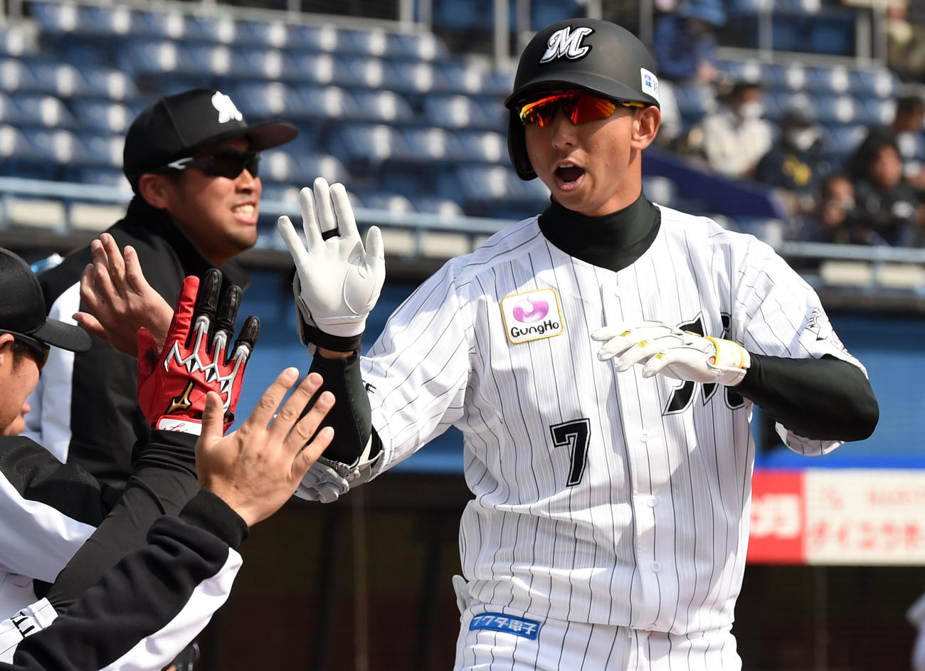 ロッテ対楽天　1回裏ロッテ無死、右越え本塁打を放ちナインとタッチを交わす福田秀（撮影・横山健太）