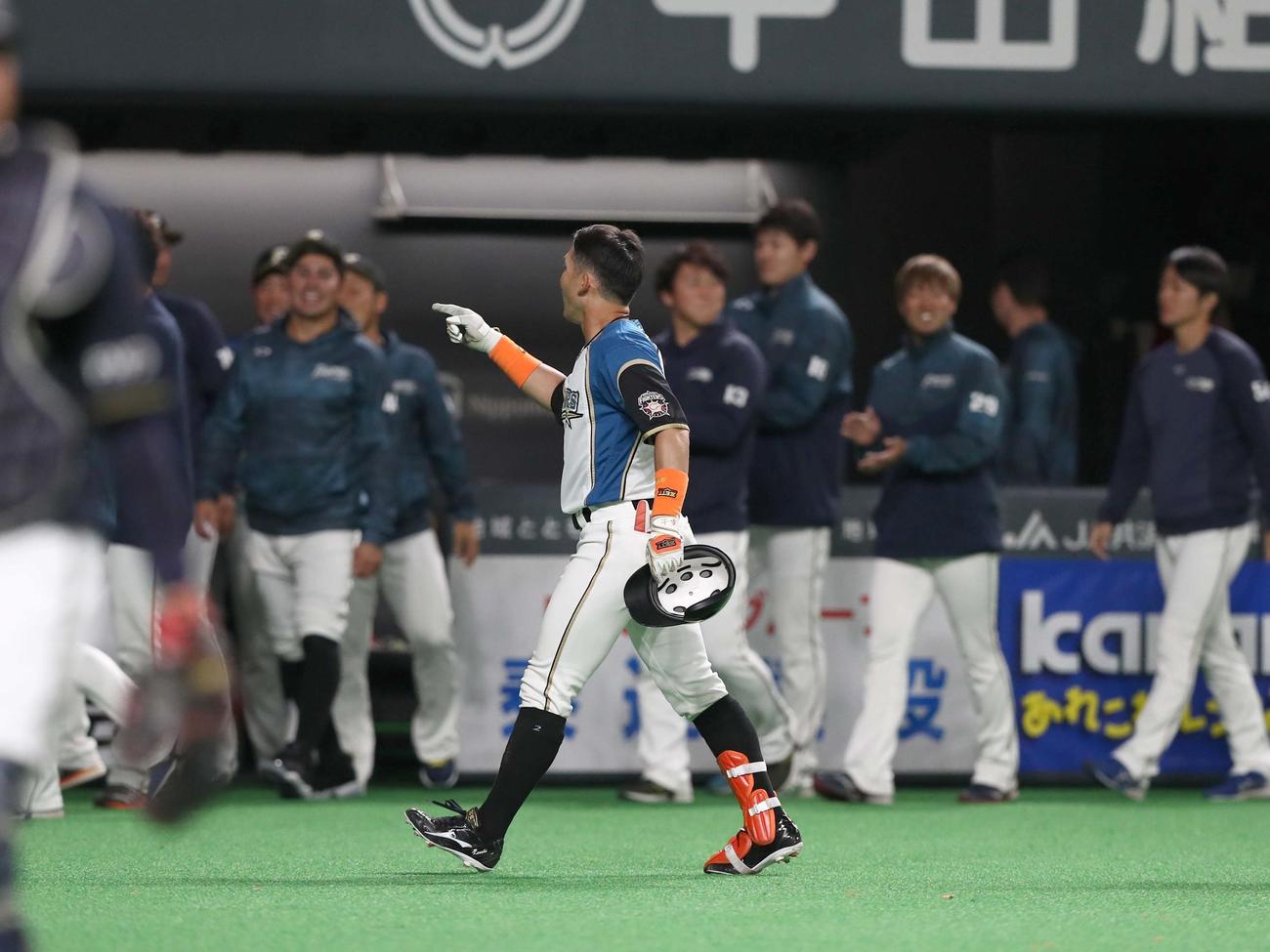 日本ハム対オリックス　9回裏、サヨナラ打を放つも誰からも相手にされない杉谷（撮影・黒川智章）