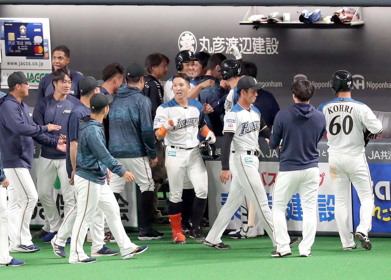 日本ハム対オリックス　9回裏日本ハム2死満塁、サヨナラ打を放つもチームメートに出迎えてもらえず不満そうな杉谷（中央）（撮影・佐藤翔太）