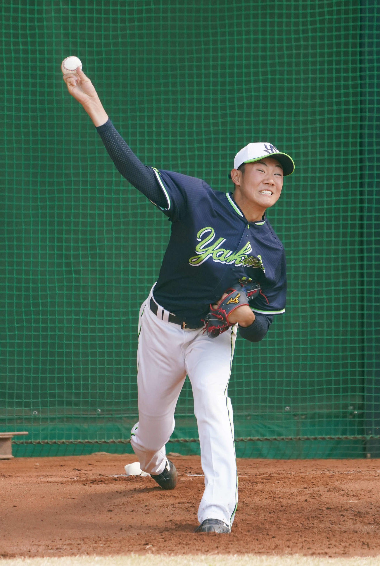 ブルペンで力投するヤクルト奥川（撮影・鈴木みどり）