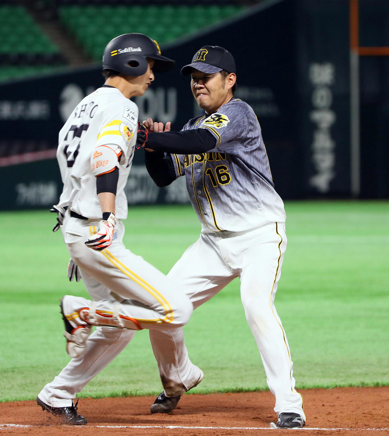 ソフトバンク対阪神　3回裏ソフトバンク1死、周東を一ゴロに仕留めカバーに入る西（撮影・栗木一考）