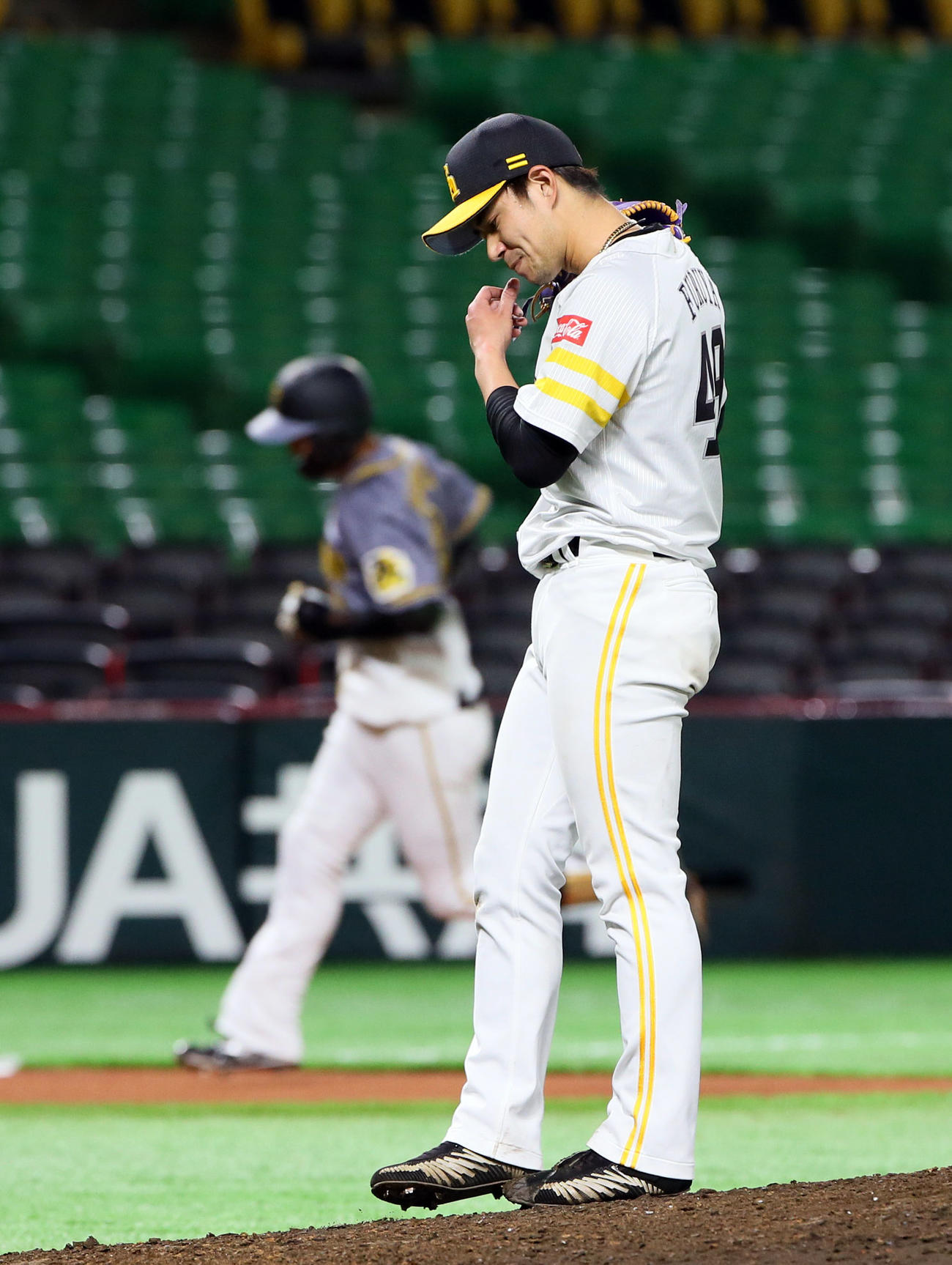 ソフトバンク対阪神　6回表阪神2死、大山悠輔にソロ本塁打を浴びる古谷優人（撮影・栗木一考）