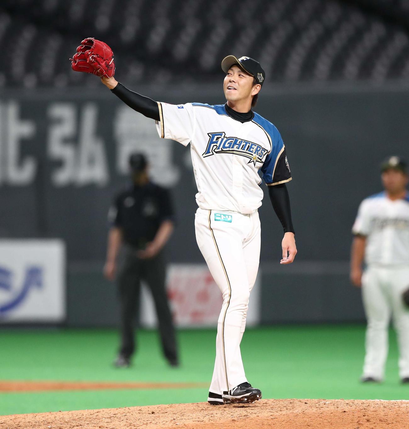 日本ハム対オリックス　9回に登板の宮西はマウンドで笑顔を見せる（撮影・黒川智章）