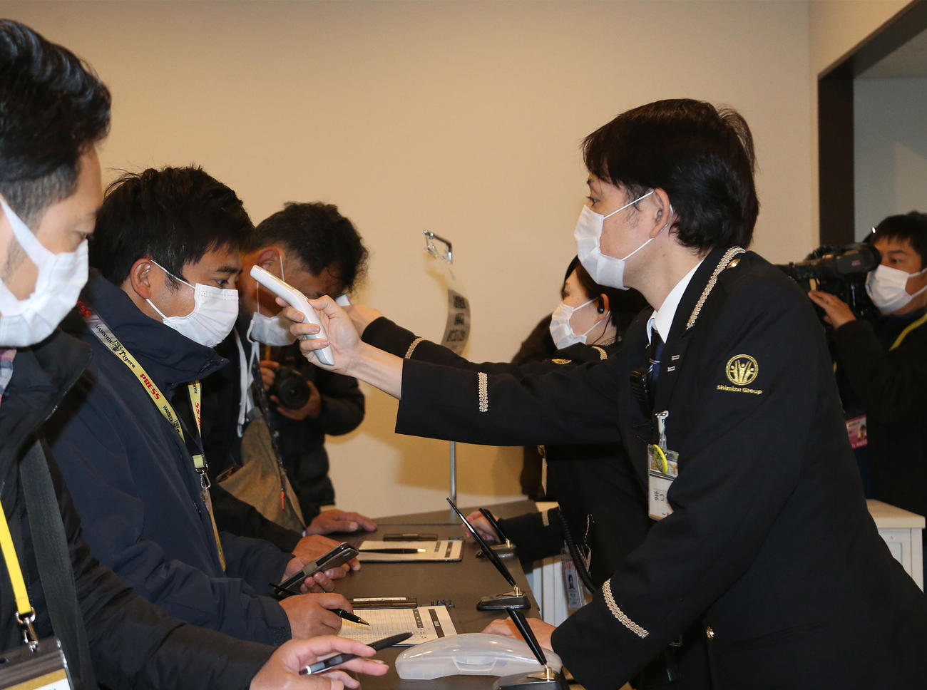 ペイペイドームの関係者口では報道陣に対して入念な検査が行われた（撮影・梅根麻紀）