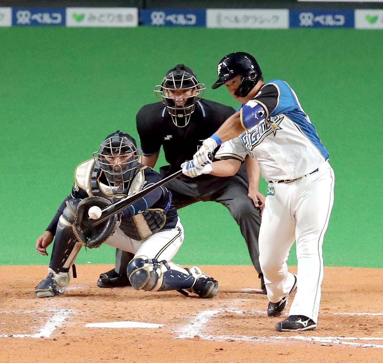 日本ハム対オリックス　6回裏日本ハム2死二塁、横尾は中前適時打を放つ（撮影・佐藤翔太）