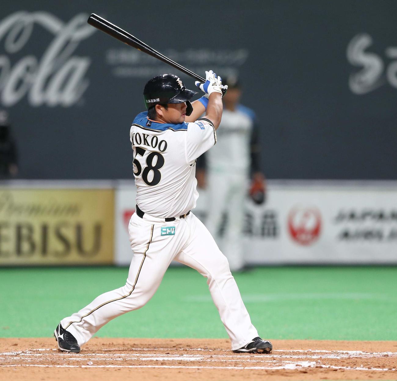 日本ハム対オリックス　6回裏日本ハム2死二塁、中前適時打を放つ横尾（撮影・黒川智章）