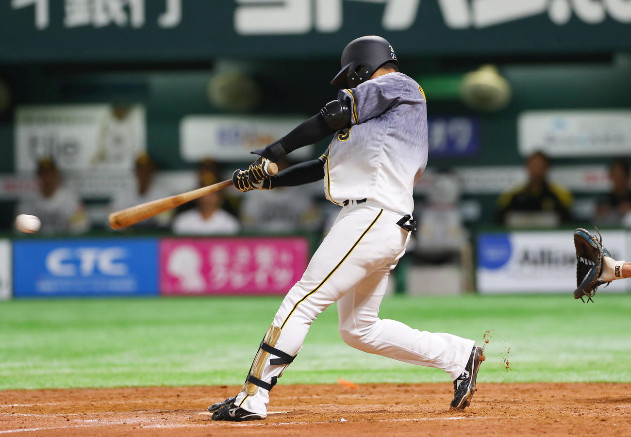 ソフトバンク対阪神　9回表阪神1死、猛打賞となる左前打を放つ大山（撮影・前田充）