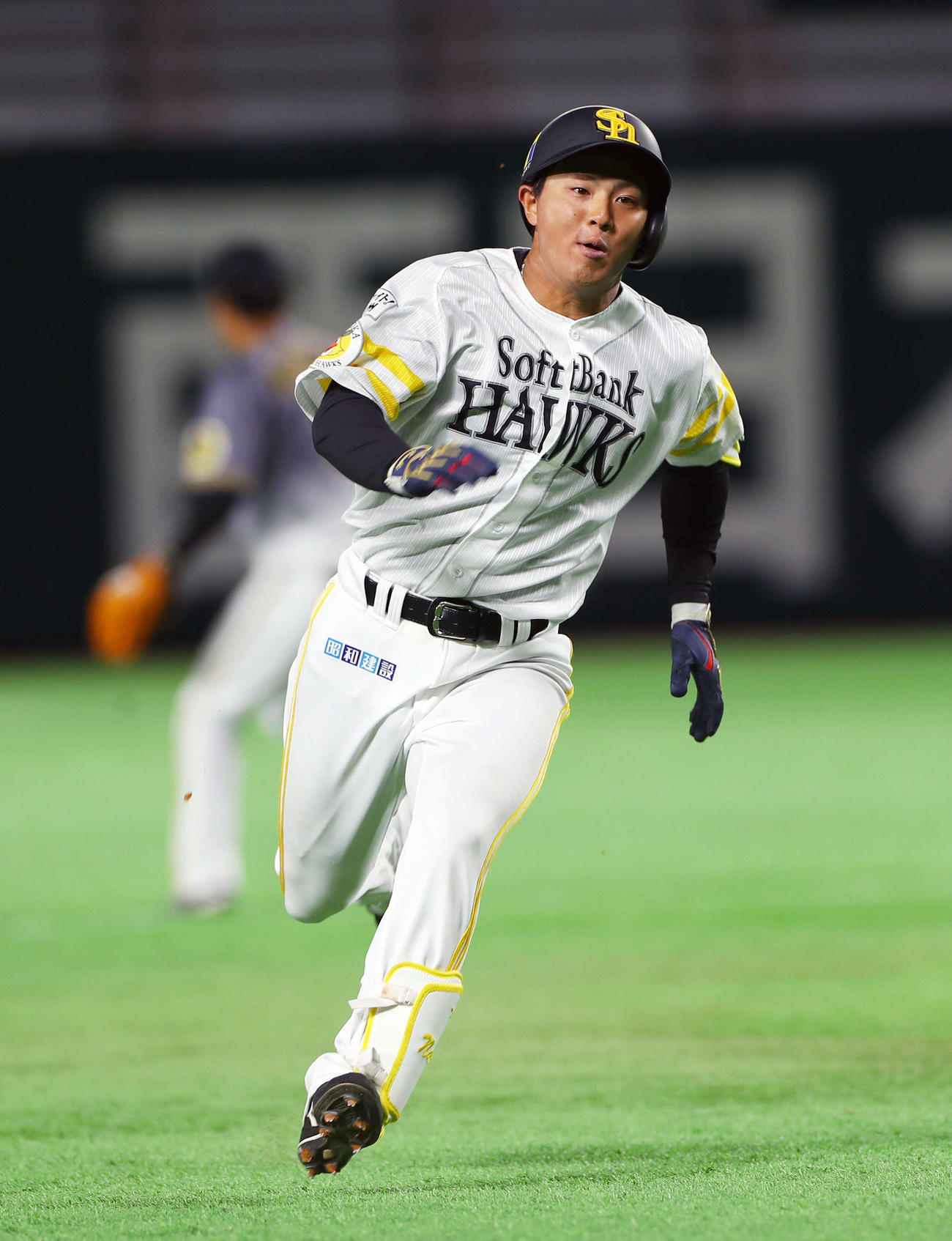 ソフトバンク対阪神　8回裏ソフトバンク2死一塁、佐藤は右中間へ適時三塁打を放ち三塁へ向かう（撮影・前田充）