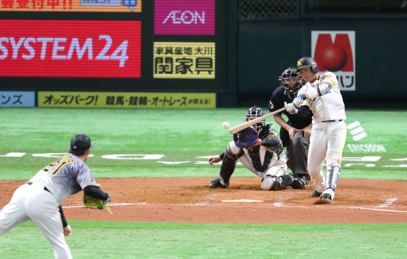 ソフトバンク対阪神　8回裏ソフトバンク2死一塁、佐藤は右中間へ適時三塁打を放つ（撮影・梅根麻紀）
