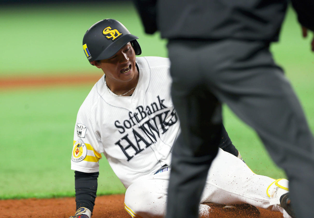 ソフトバンク対阪神　8回裏ソフトバンク2死一塁、佐藤は右中間へ適時三塁打を放ち滑り込む（撮影・前田充）