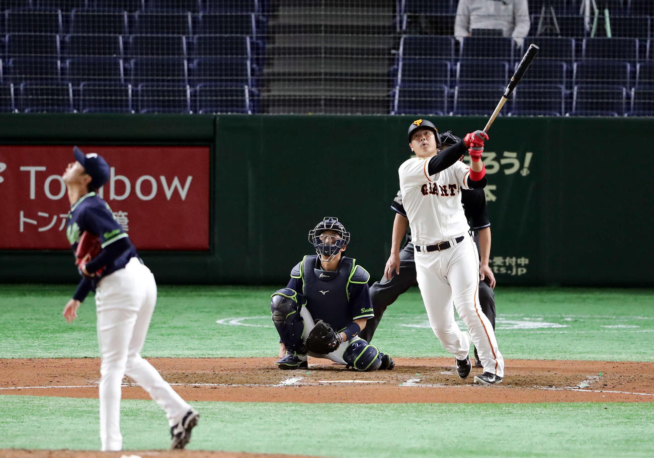 巨人対ヤクルト　6回裏巨人無死、岡本はソロ本塁打を放つ。投手石山（撮影・浅見桂子）