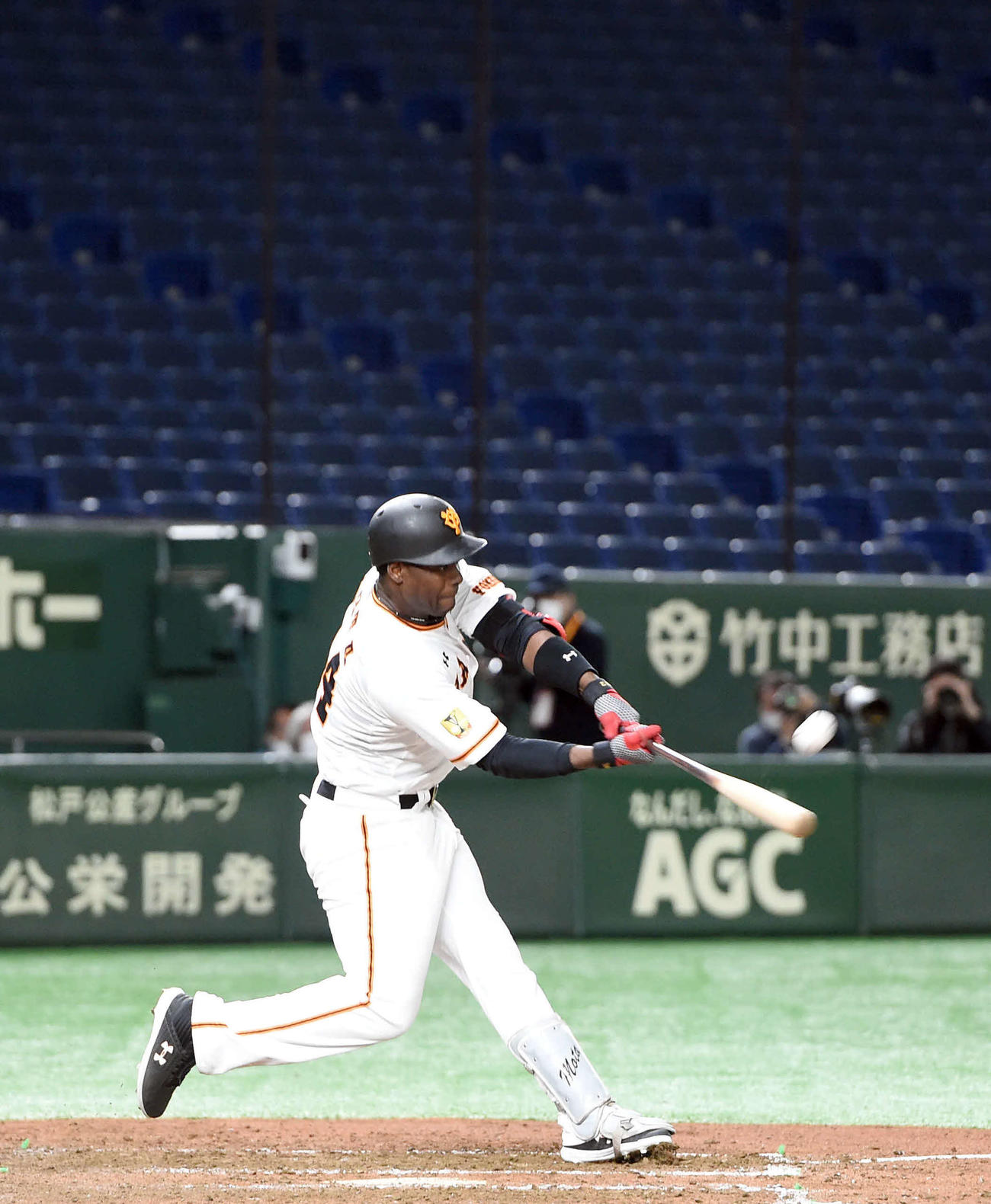 巨人対ヤクルト　5回裏巨人1死二塁、左越えに2点本塁打を放つモタ（撮影・たえ見朱実）