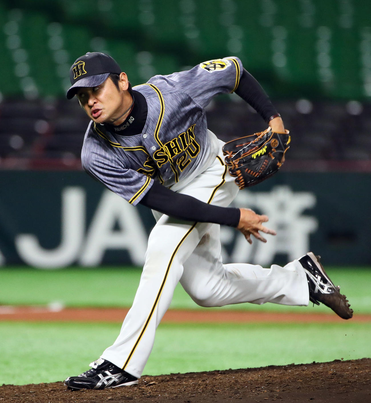 ソフトバンク対阪神　4回裏を打者3人で抑えた中田（撮影・栗木一考）