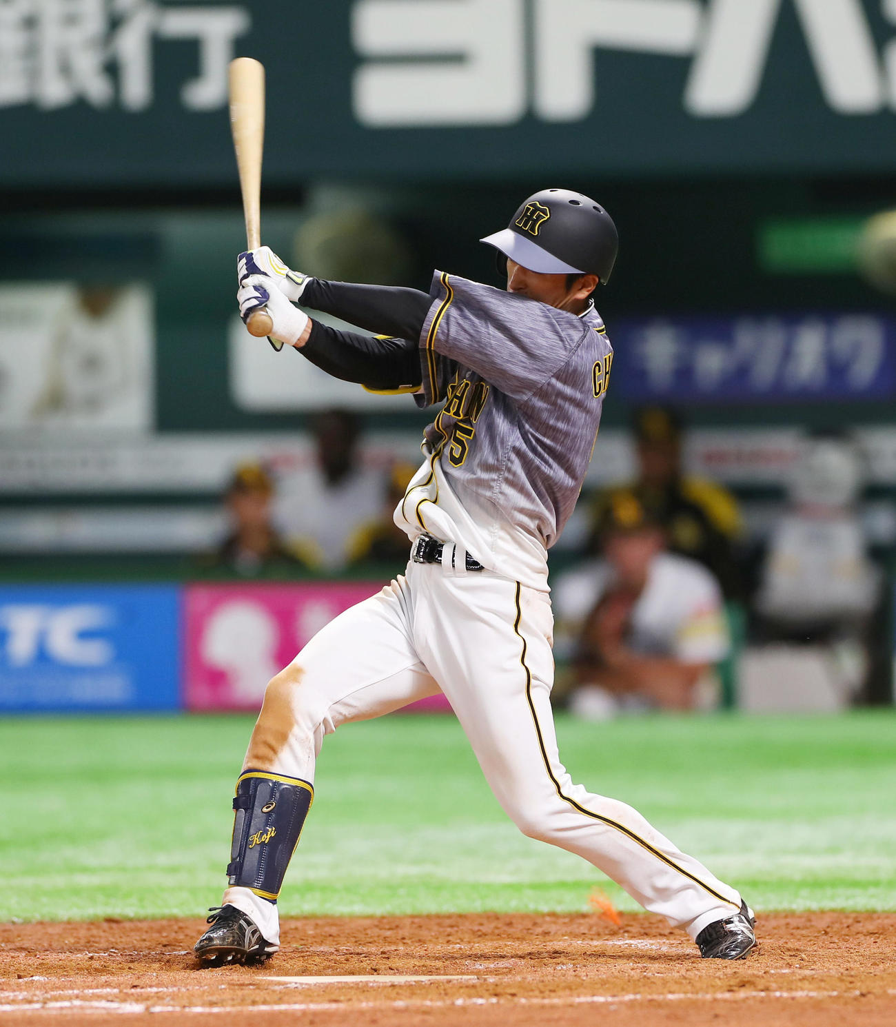 ソフトバンク対阪神　5回表阪神1死一塁、投手強襲の内野安打を放つ近本（撮影・前田充）