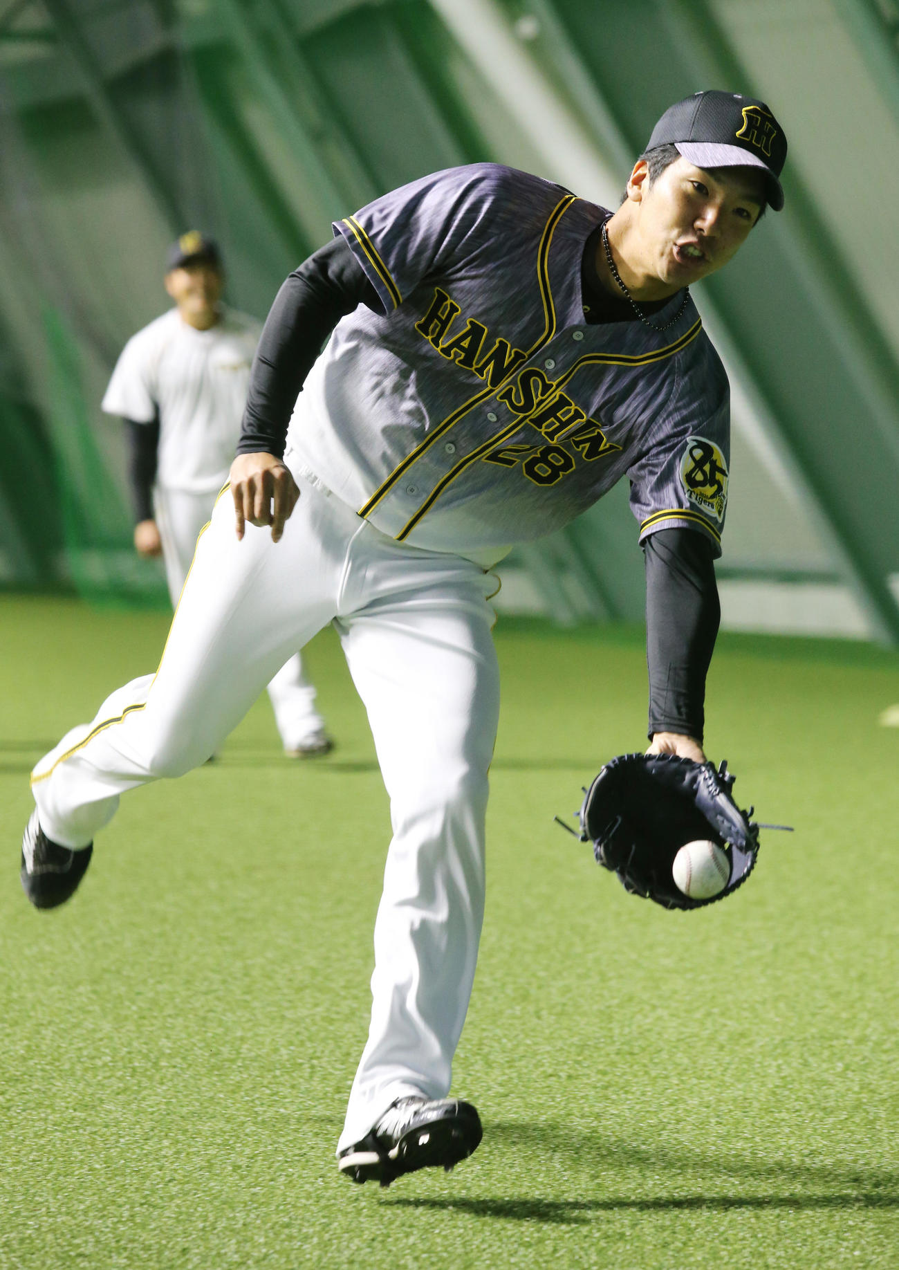 室内練習場で練習する阪神小野（撮影・菊川光一）