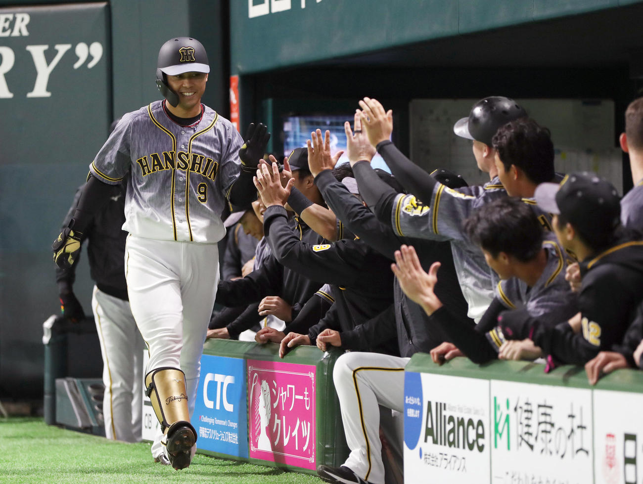 ソフトバンク対阪神　3回表阪神1死、高山は右中間に本塁打を放ち、ナインに迎えられる（撮影・前田充）