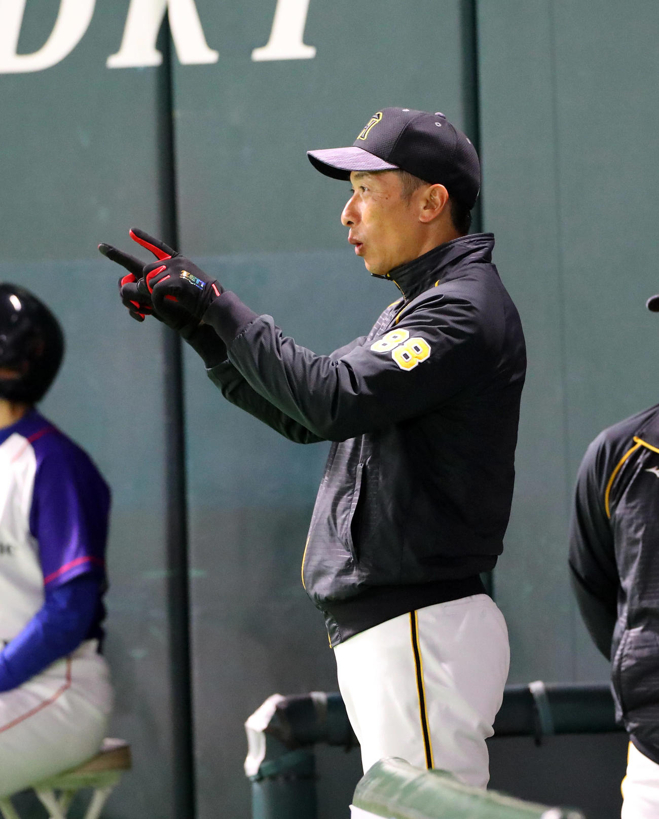 ソフトバンク対阪神　9回表阪神無死、糸原の二ゴロがアウト判定となり、リクエストする矢野監督（撮影・前田充）