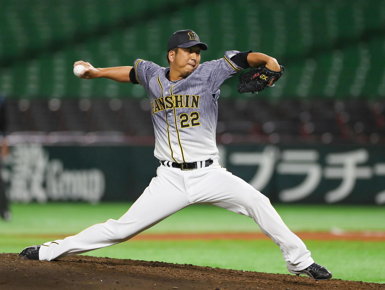 ソフトバンク対阪神　阪神4番手で投球する藤川（撮影・前田充）