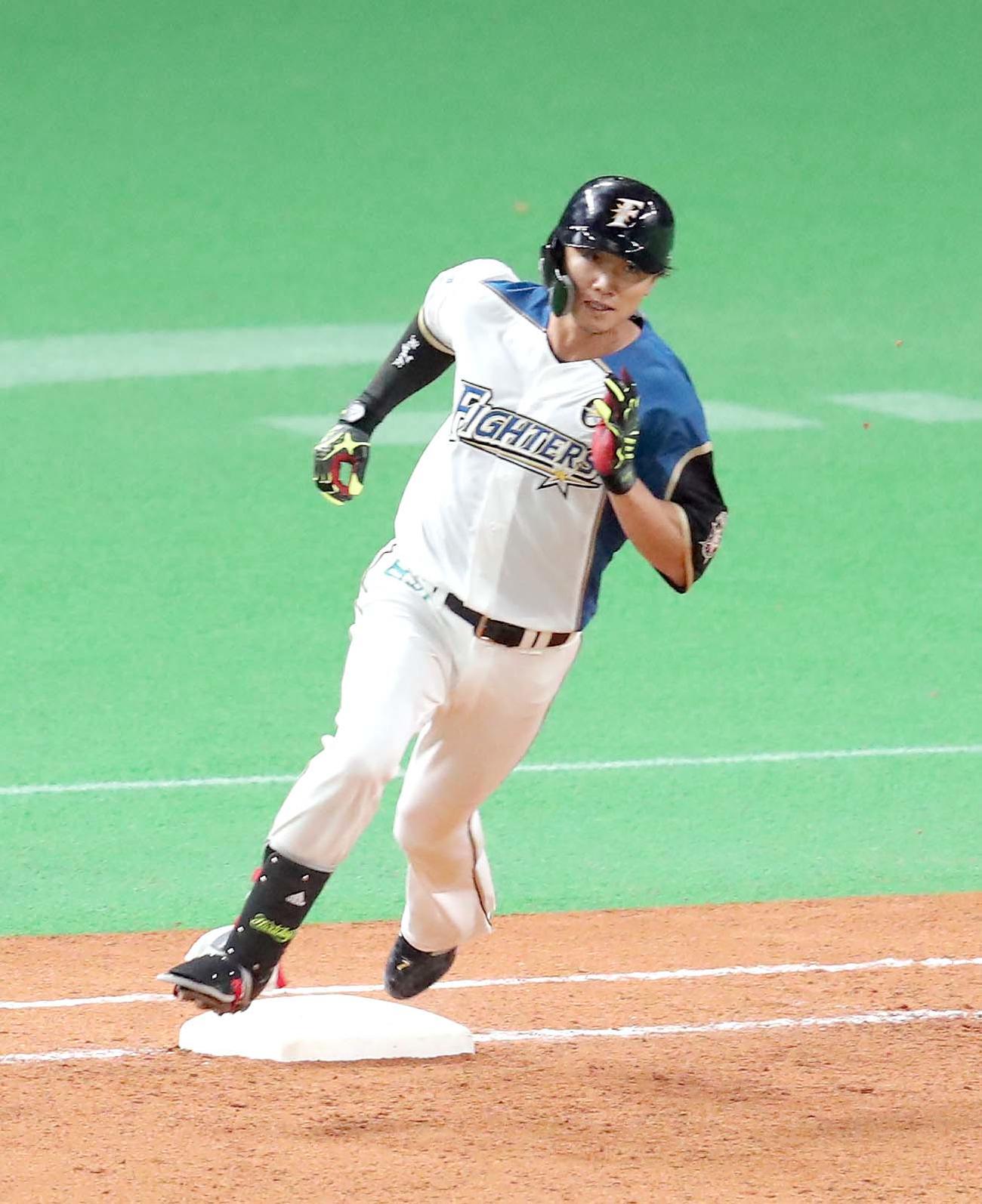 日本ハム対オリックス　6回裏日本ハム無死一塁、左中間を破る適時二塁打を放ち二塁に向かう西川（撮影・佐藤翔太）