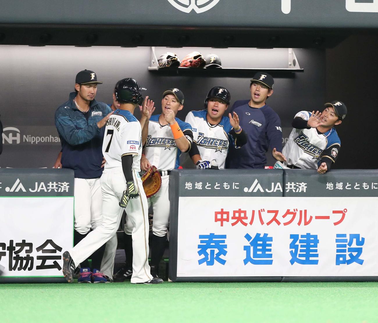 日本ハム対オリックス　6回裏、生還した西川を出迎える日本ハムナイン（撮影・黒川智章）