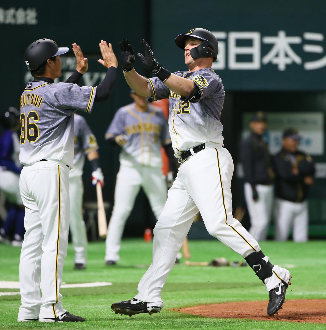 ソフトバンク対阪神　4回表阪神1死、サンズは左中間へ本塁打を放ち筒井コーチ（左）とタッチ（撮影・栗木一考）