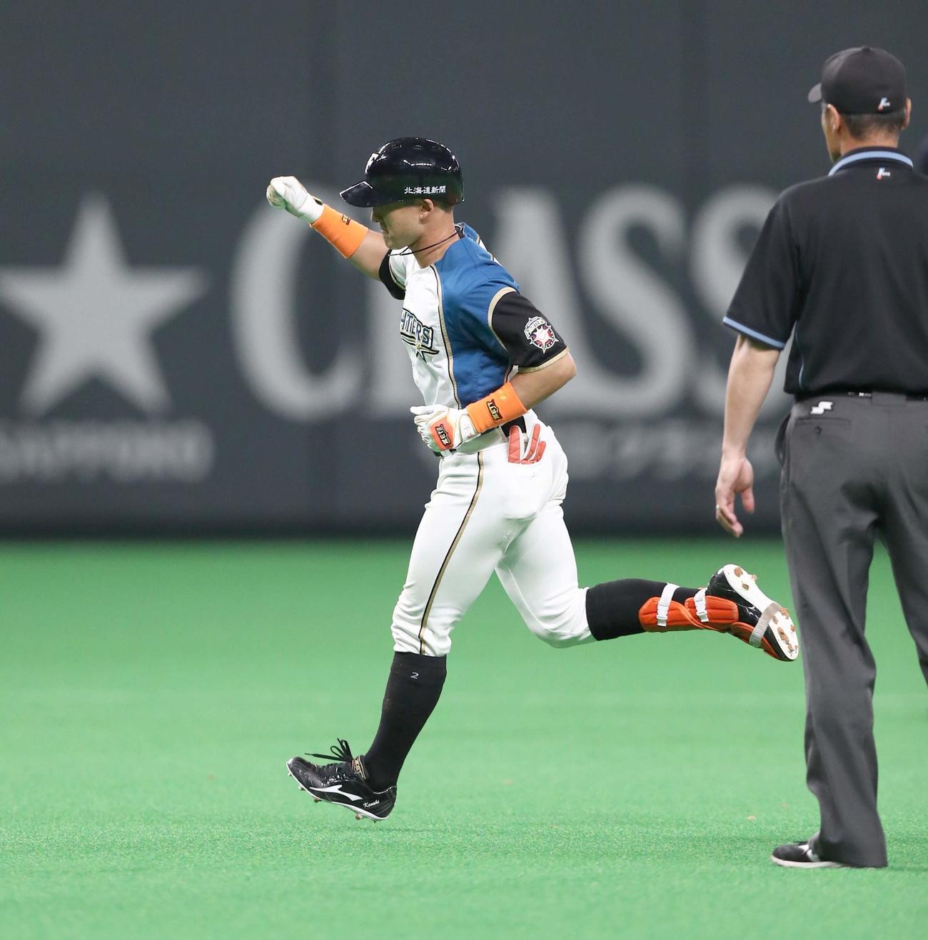 日本ハム対オリックス　9回裏日本ハム2死満塁、サヨナラ2点適時打を放ちガッツポーズの杉谷（撮影・黒川智章）