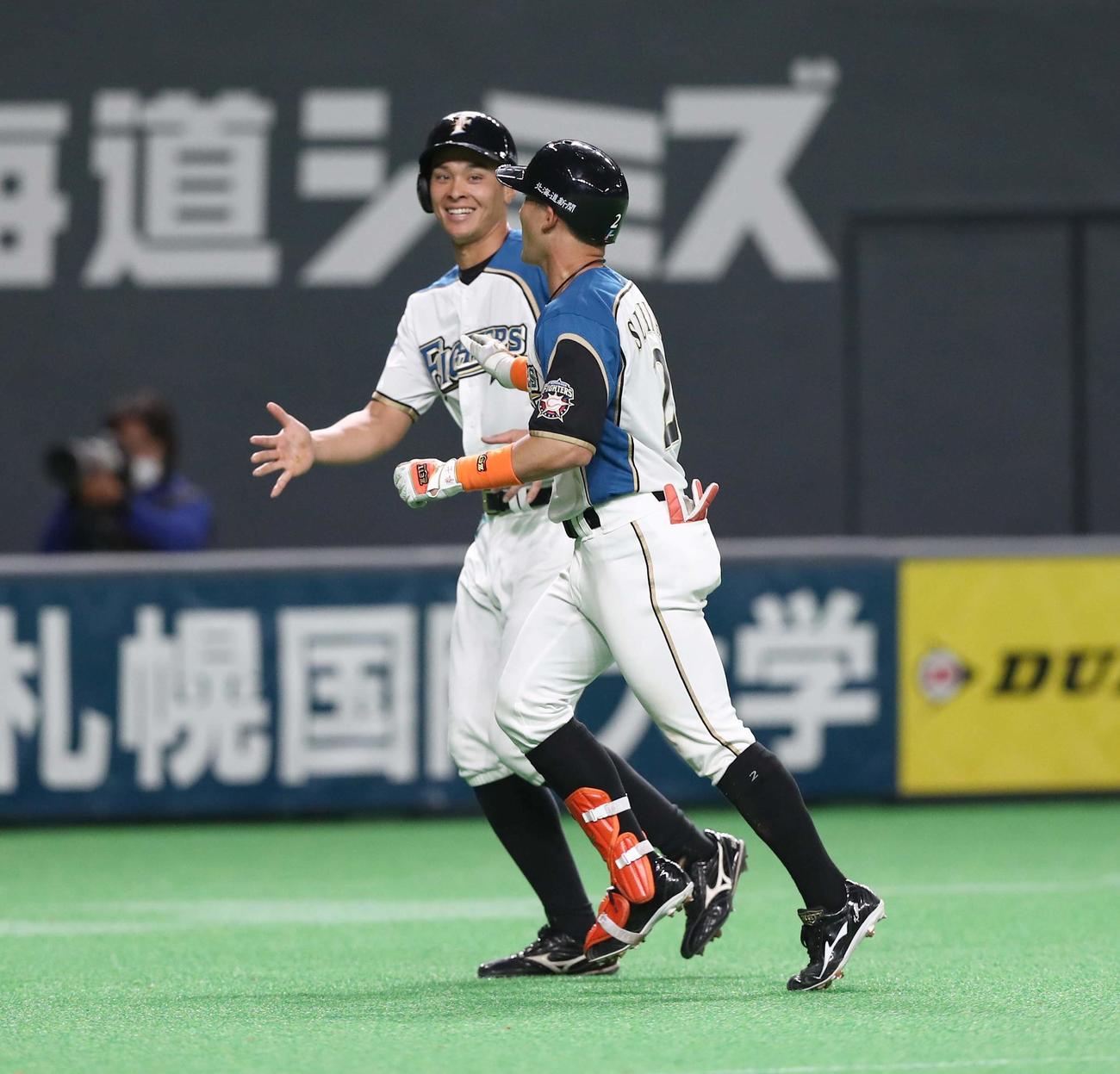日本ハム対オリックス　9回裏日本ハム2死満塁、サヨナラ2点適時打を放ち海老原には出迎えられる杉谷（撮影・黒川智章）
