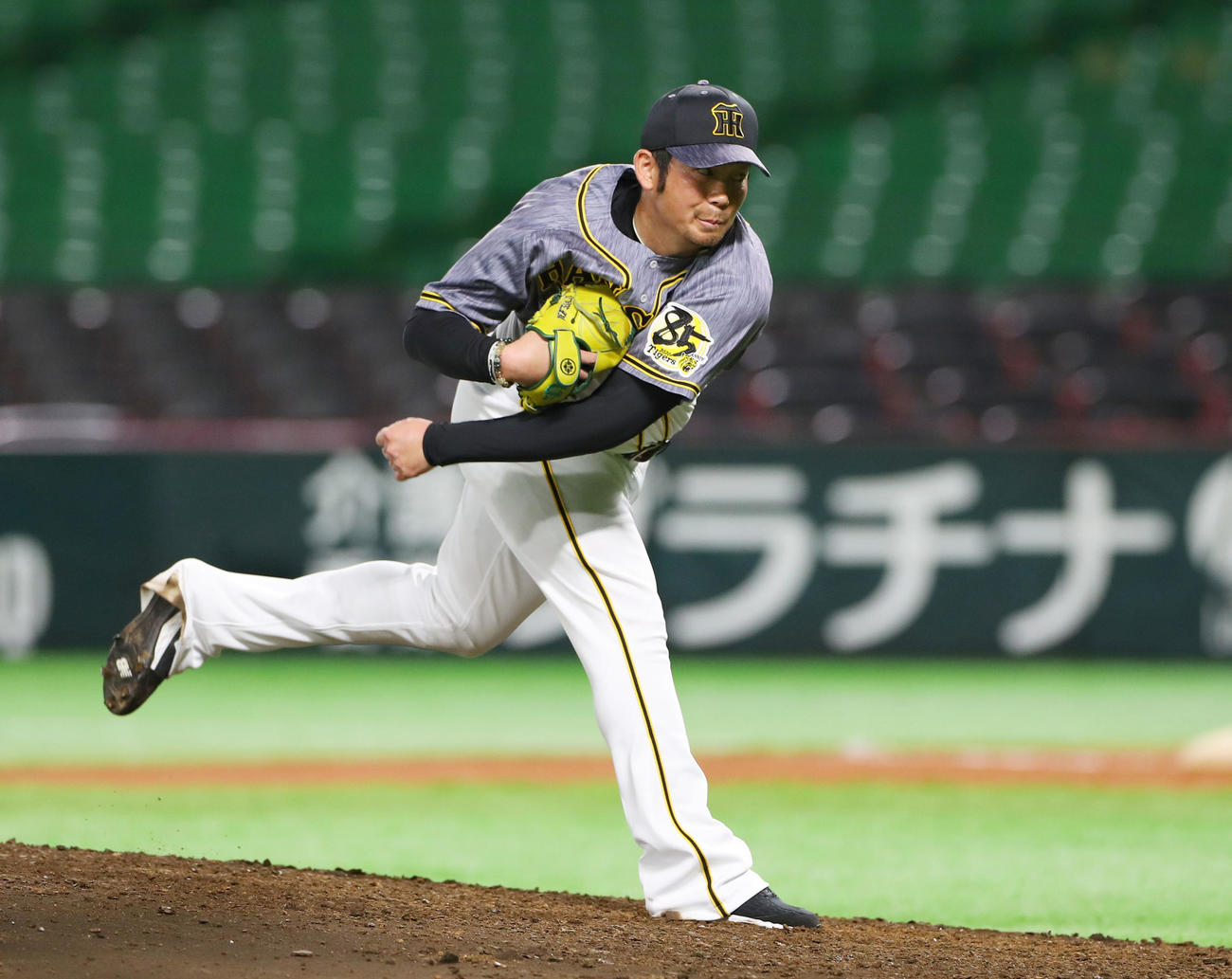 ソフトバンク対阪神　阪神5番手で投球する岩田（撮影・前田充）