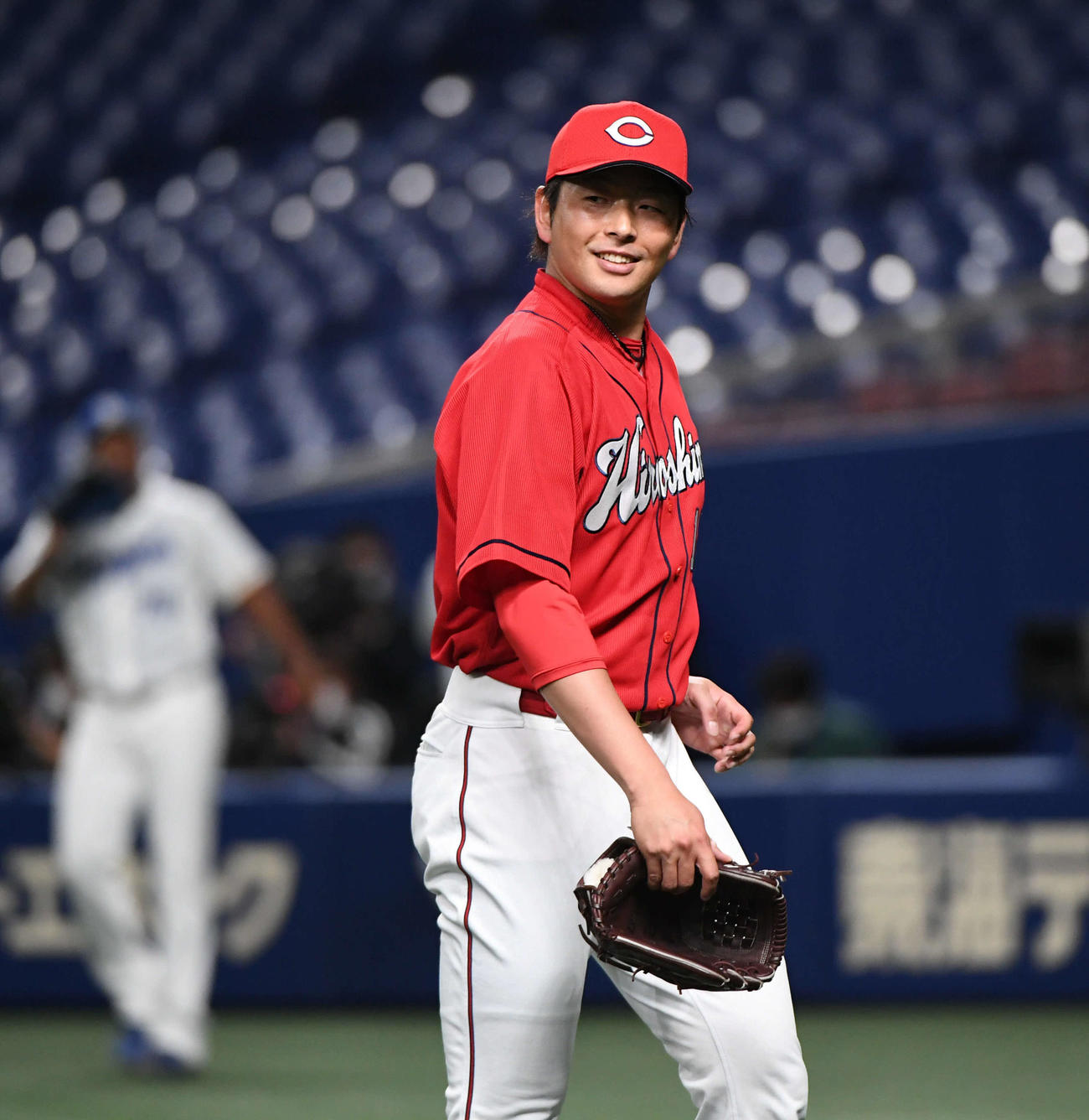 1回裏中日攻撃終了、明るい表情でベンチへ戻る広島先発の大瀬良（撮影・森本幸一）
