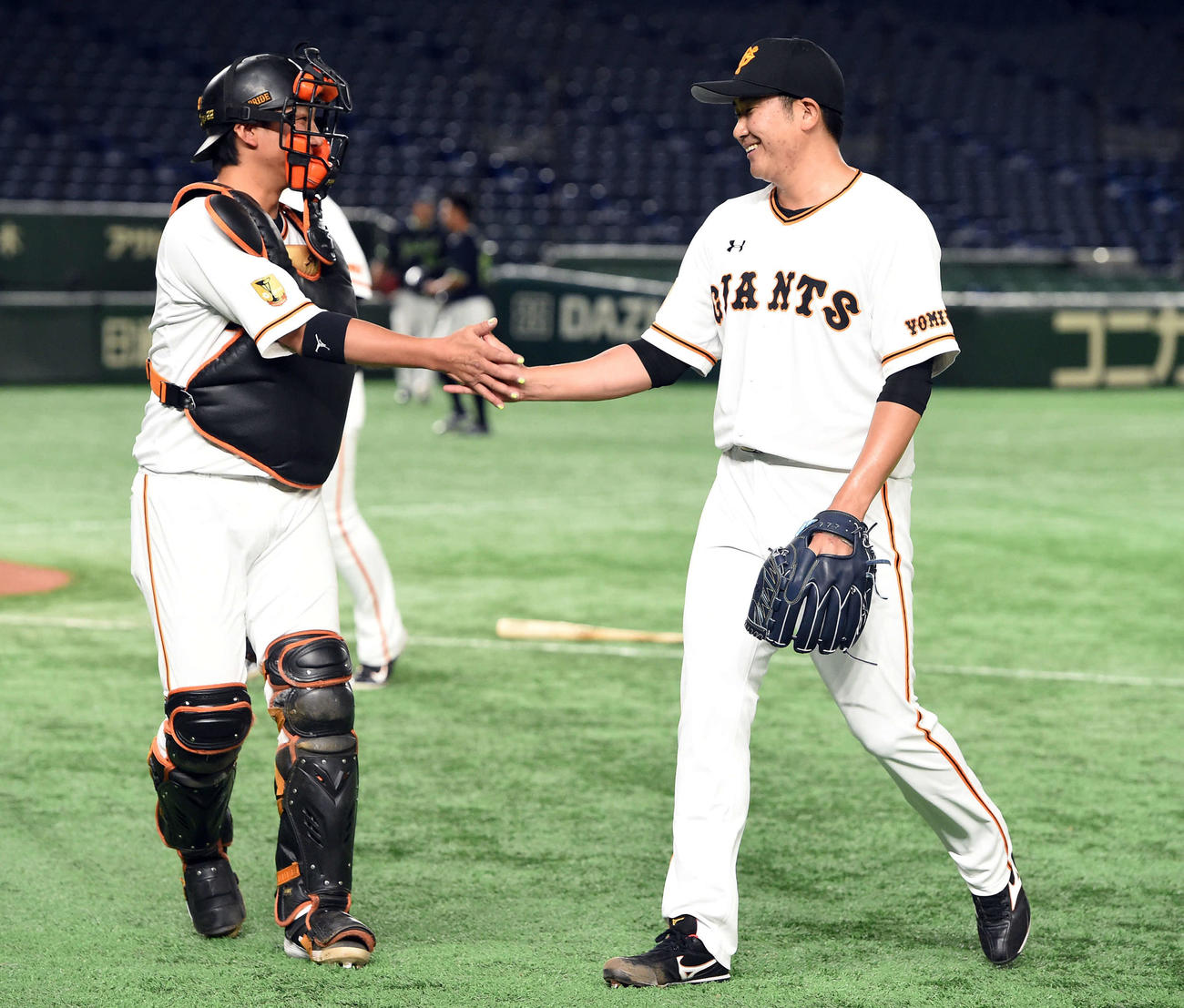 巨人対ヤクルト　1回を無失点に抑え笑顔の巨人の先発菅野と小林のバッテリー（撮影・たえ見朱実）