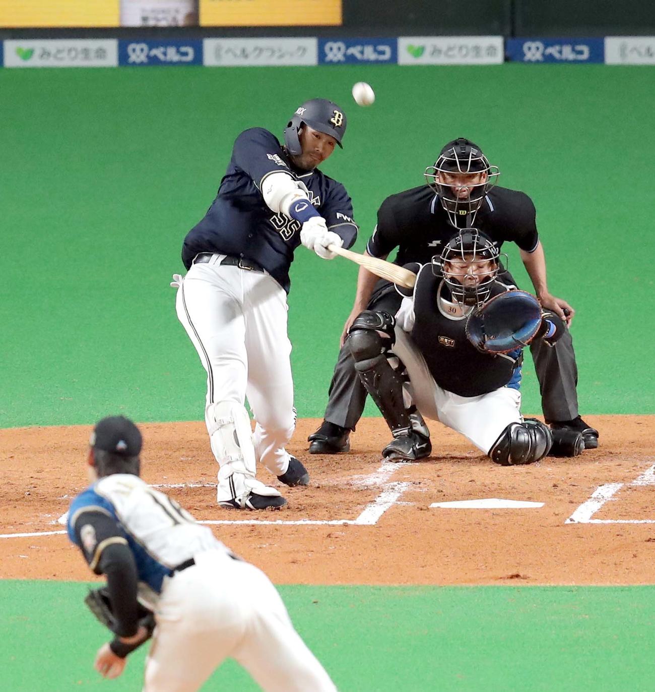 日本ハム対オリックス　2回表オリックス無死、T－岡田は先制となる右越えソロ本塁打を放つ。投手は日本ハム有原（撮影・佐藤翔太）
