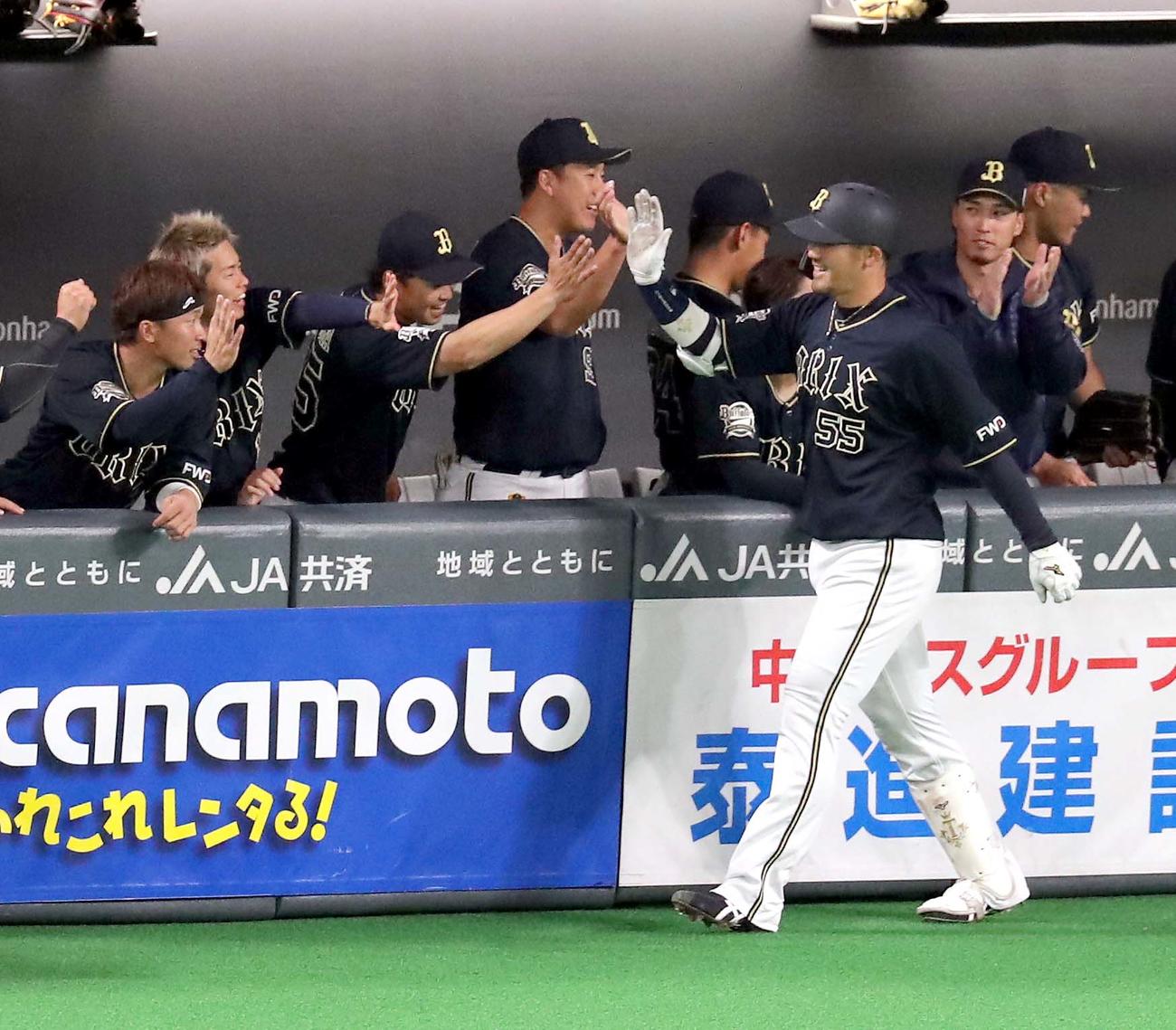日本ハム対オリックス　2回表オリックス無死、T－岡田（右手前）は先制となる右越えソロ本塁打を放ちチームメートに出迎えられる（撮影・佐藤翔太）