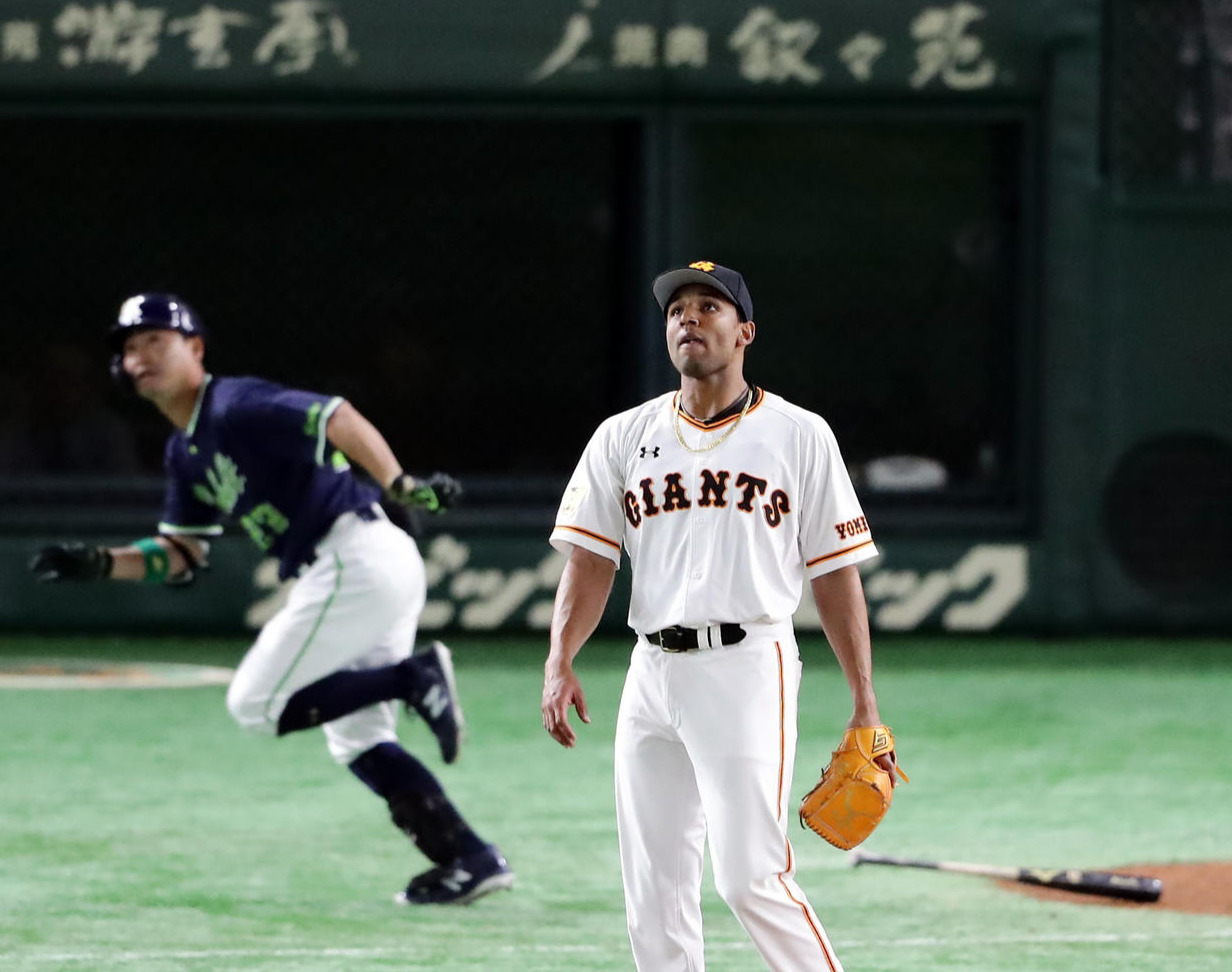 巨人対ヤクルト　8回表ヤクルト2死二塁、青木に右中間2点本塁打を許し、打球を見つめるサンチェス（撮影・浅見桂子）