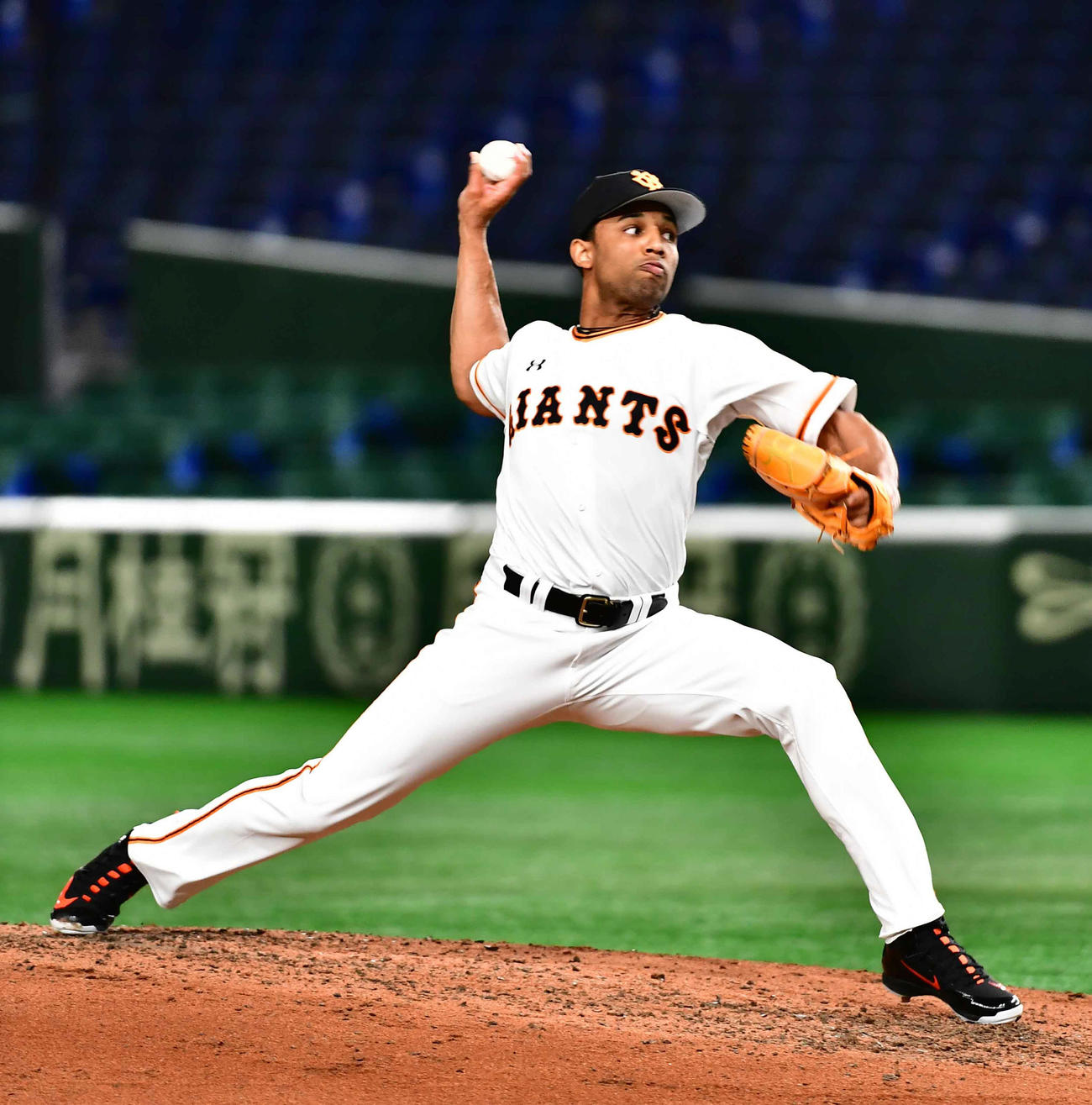 巨人対ヤクルト　巨人2番手で登板したサンチェス（撮影・小沢裕）
