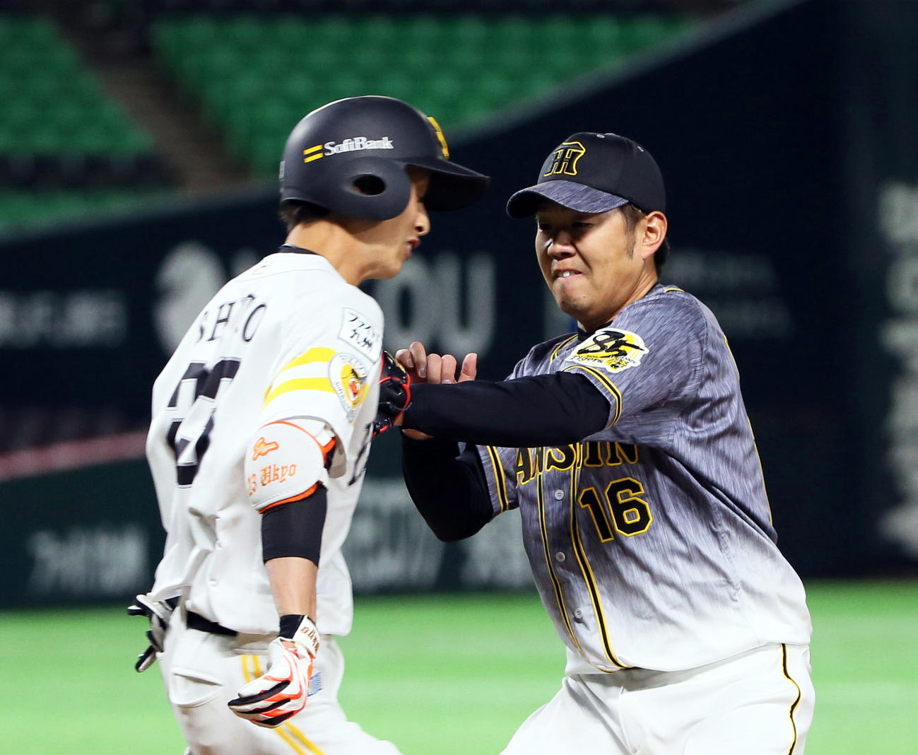 3回裏ソフトバンク1死、周東佑京を一ゴロに仕留めカバーに入る西勇輝（撮影・栗木一考）